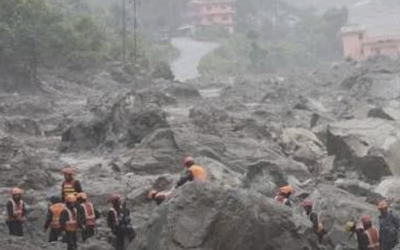AUMENTA A 939 EL NÙMERO DE MUERTOS POR RIADA EN NEPAL Y CHINA; HAY MÀS DE 4 MIL DESAPARECIDOS