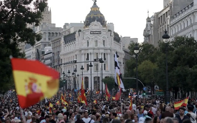PROTESTAS CONTRA PEDRO SÁNCHEZ SE EXTIENDEN POR ESPAÑA POR CRISIS MIGRATORIA EN CEUTA