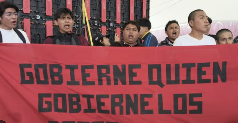 NORMALISTAS DEL MEXE DAN ‘PORTAZO’ E IRRUMPEN EN ACTO DE CLAUDIA SHEINBAUM EN PACHUCA