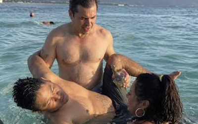 ERASMO CATARINO TOMA SU PRIMERA CLASE DE NATACIÓN CON TOÑITA Y RAÚL SANDOVAL Y CASI SE AHOGA