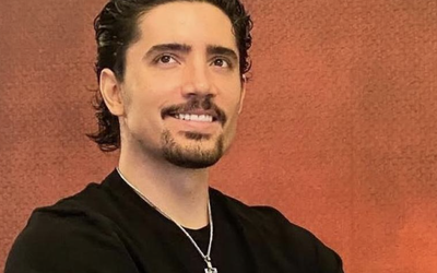 ALEX FERNÁNDEZ REAPARECE TRAS SER HOSPITALIZADO; REVELA QUE SUFRIÓ INFLUENZA Y SALMONELLA