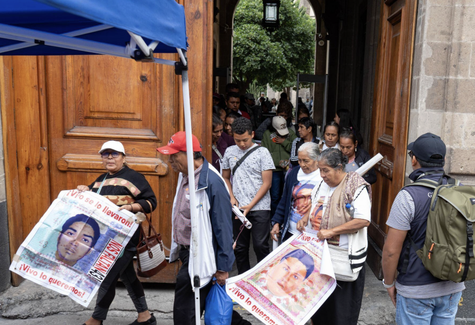 ENTREGAN A SHEINBAUM NUEVO INFORME SOBRE DESAPARICIÒN DE 43 NORMALISTAS DE AYOTZINAPA