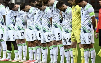 IRLANDA GOLEA A ISRAEL CON BRAZALETES NEGROS, GESTO EN HIMNO Y SIN SALUDO EN SOLIDARIDAD CON GAZA