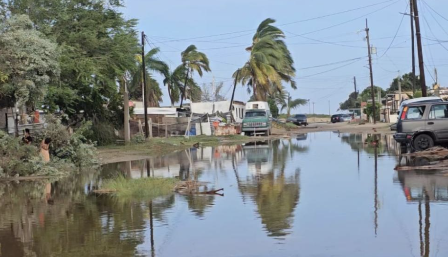 EL HURACÁN `POLO` DESBORDA EL MAR EN ZONAS BAJAS DE BCS; FAMILIAS LO PIERDEN TODO Y SUFREN SAQUEOS