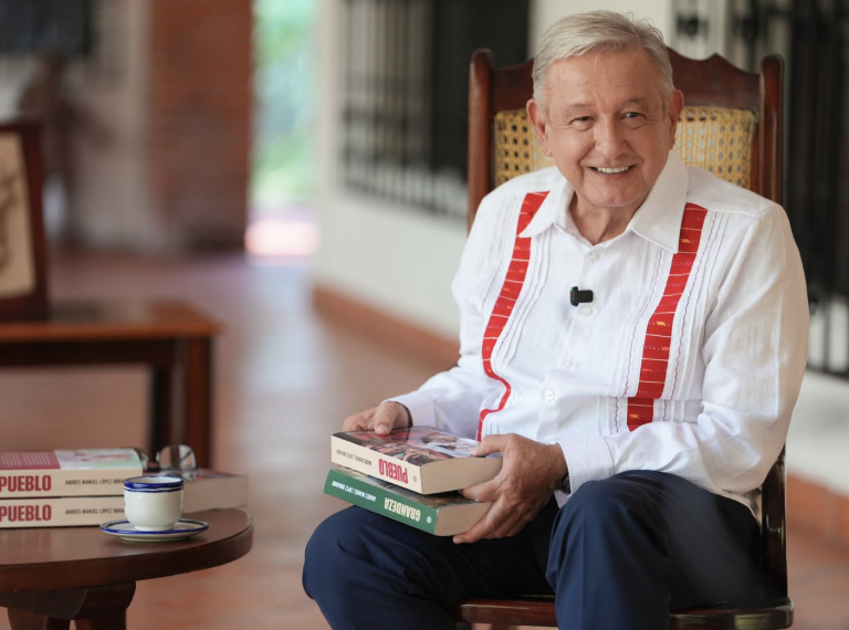 AMLO REAPARECE CON NUEVO LIBRO; ATRIBUYE «DECADENCIA» DE EU A SU MODELO ECONÓMICO Y BÉLICO