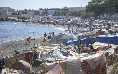 POLICÍA ESPAÑOLA DESALOJA PLAYA DEL TRAMPOLÍN EN CEUTA, DONDE VIVEN MÁS DE TRES MIL MIGRANTES