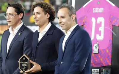 MEMO OCHOA RECIBE EMOTIVO HOMENAJE EN LOS ÁNGELES; FMF LE ENTREGÒ UN RECONOCIMIENTO
