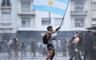 MASIVA MARCHA UNIVERSITARIA CONTRA POLÍTICA DE EDUCACIÓN IMPUESTA POR MILEI TERMINA EN ENFRENTAMIENTO