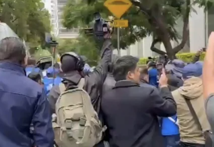 TRABAJADORES DEL IMSS `CORREN` A PANISTAS DE SU CAMPAMENTO: “¡FUERA OPORTUNISTAS!”